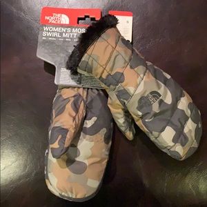 NWT-The North Face women’s Mossbud Swirl Mittens-S